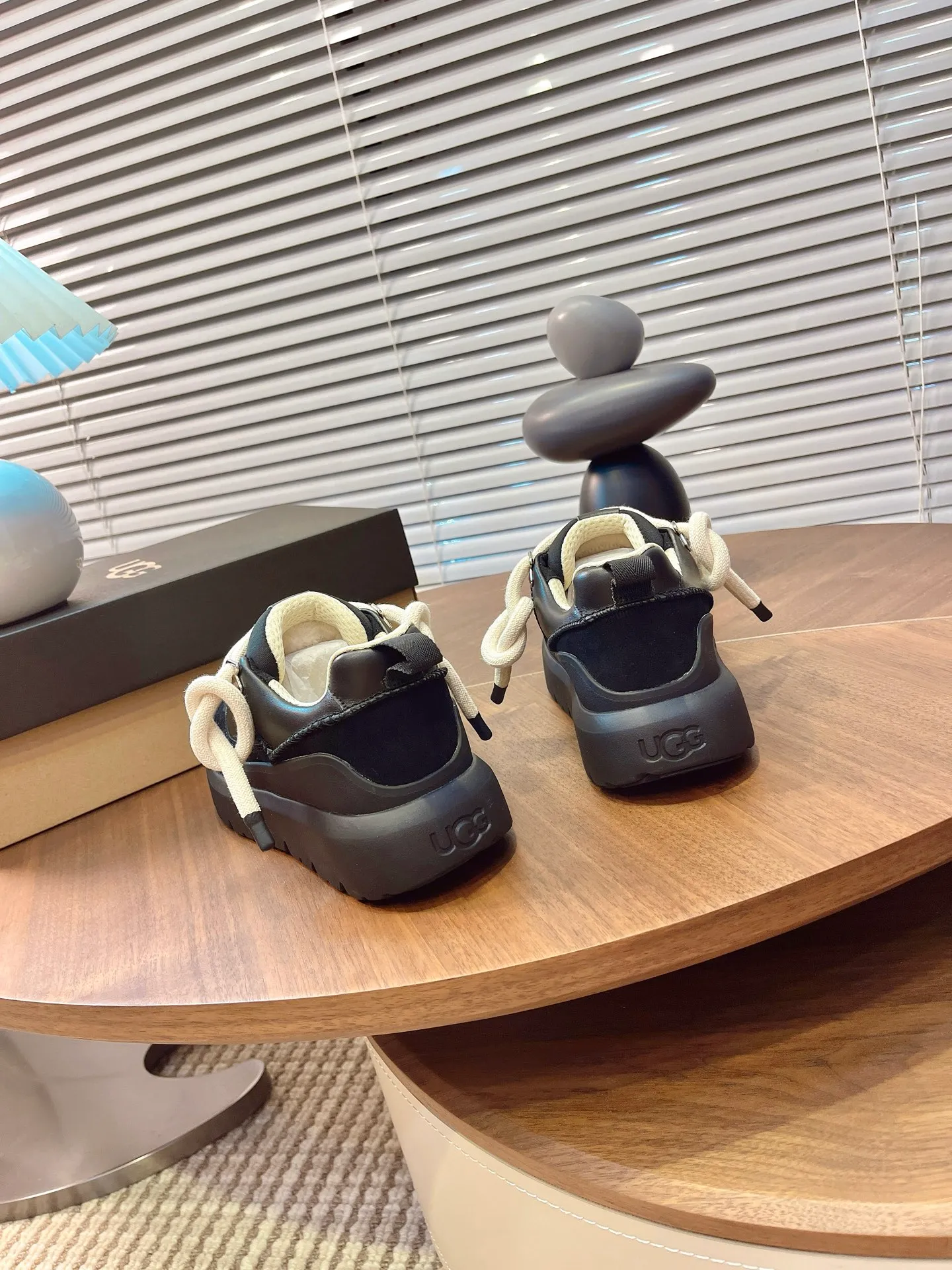 [UGG] P: 600💰 Couple shoes Size: Women's size 35-40 / Men's size 40-44 ugg top quality G131 What you see is what you get UGG new autumn and winter couple series cotton shoes snow boots cotton shoes fur shoes As a leading brand, this new pair also continues its consistent concept of comfort. It is light and comfortable on the feet, as if stepping on clouds. Moreover, its sole is made of EVA material, which is non-slip and wear-resistant. It is stable whether walking or running. You no longer have to worry about tired feet from walking! In addition to comfort, the design of this new pair is also super fashionable! The simple lines and smooth tailoring can be matched with both casual wear and formal occasions. Moreover, the plush decoration on the upper is the finishing touch, making the whole pair look more cute and playful. It is definitely a must-have item for trendy women! Upper: nubuck leather lining: wool